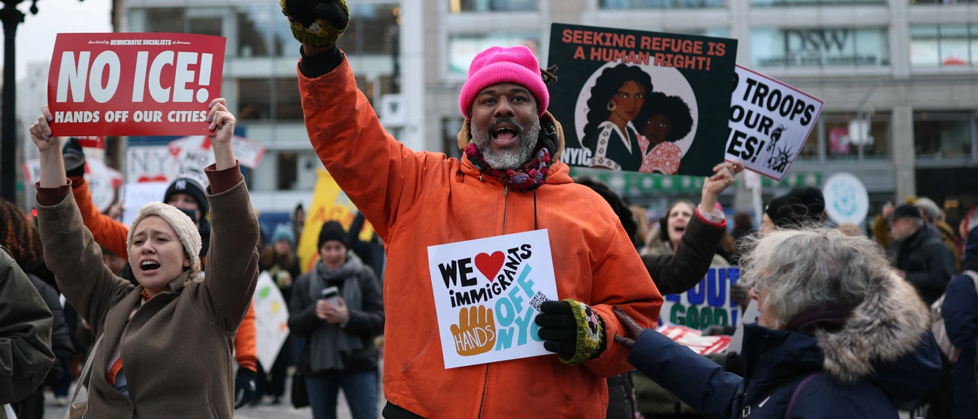Protestierende bei einer „ICE Out“-Demonstration gegen die US-Einwanderungsbehörde (ICE) am 23. Januar 2026 in New York. © APA-Images / AFP / Angela Weiss