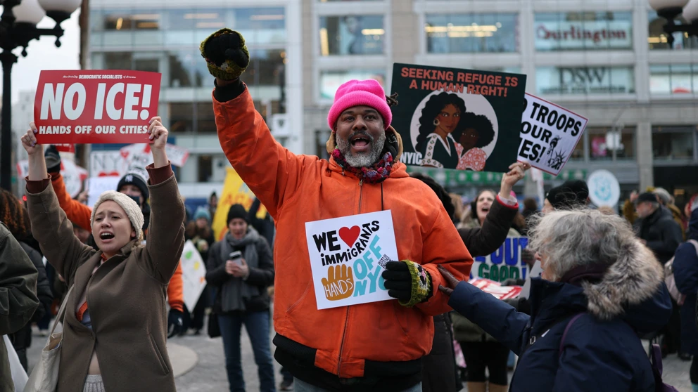 Protestierende bei einer „ICE Out“-Demonstration gegen die US-Einwanderungsbehörde (ICE) am 23. Januar 2026 in New York. © APA-Images / AFP / Angela Weiss