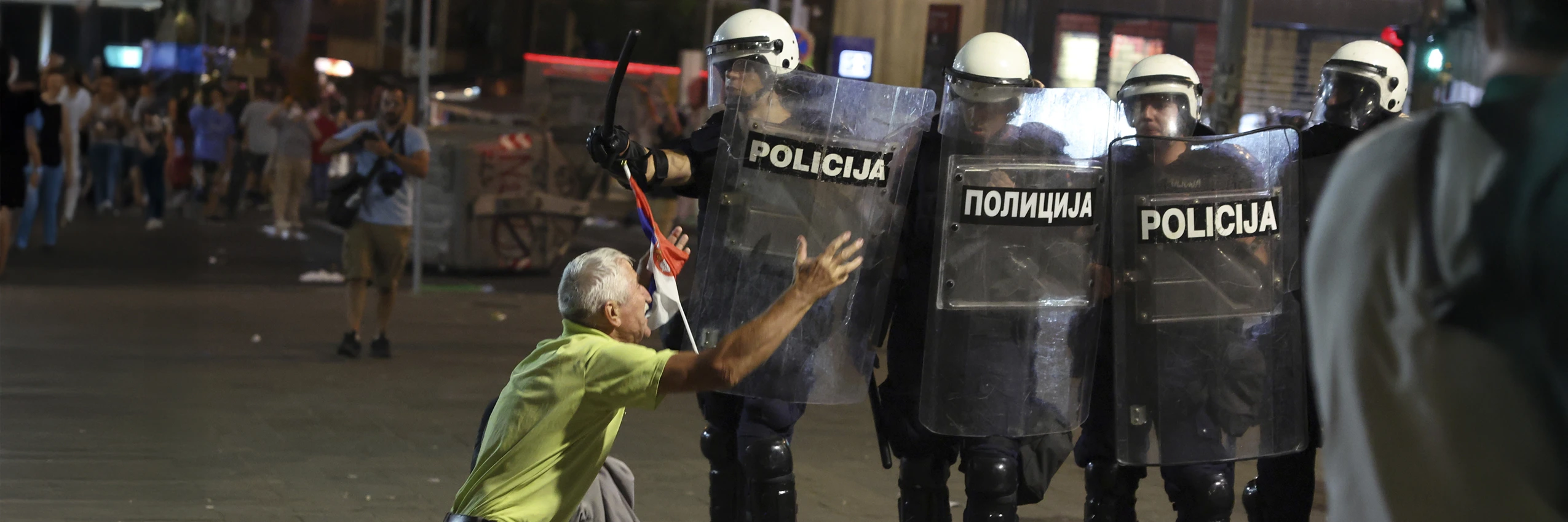 Belgrad, Serbien, 28. Juni 2025: Ein Demonstrant kniet zum Ende des Anti-Korruptionsprotests vor Polizist*innen © Marko Drobnjakovic AP picturedesk.com