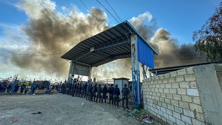 Sicherheitskräfte der syrischen Regierung übernehmen das Gefangenenlager al-Hol, das zuvor jahrelang von der kurdisch geführten SDF-Miliz bewacht worden war (21.1.26) @ Rami Alsayed/NurPhoto via Getty Images