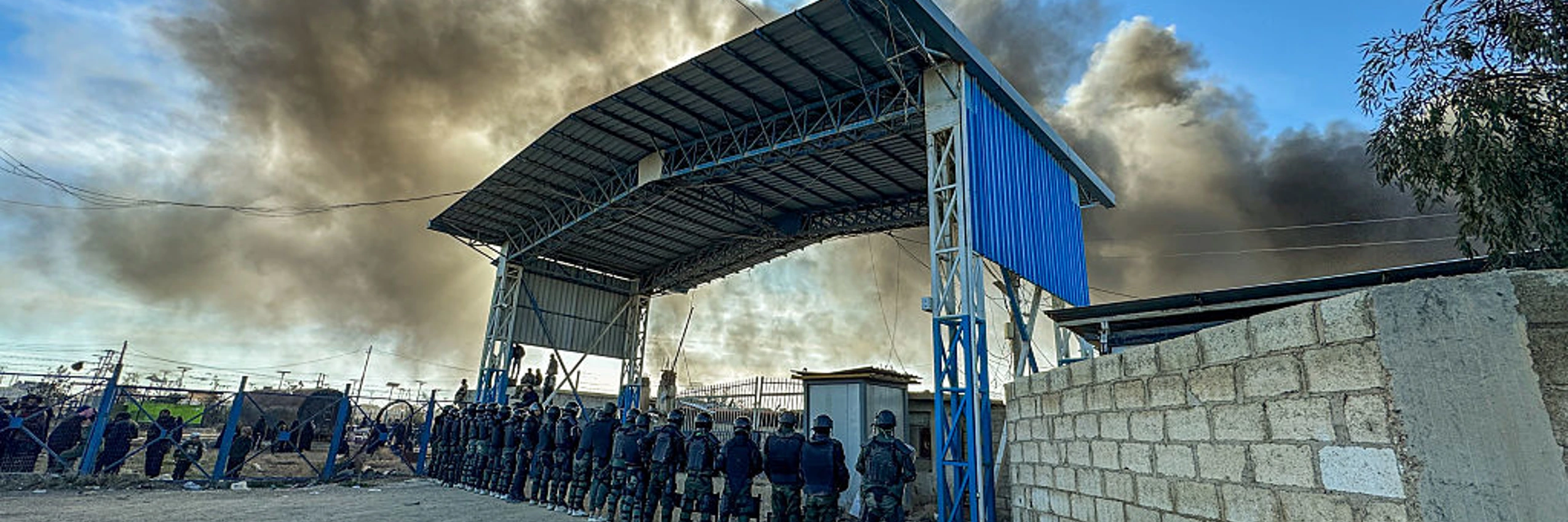 Sicherheitskräfte der syrischen Regierung übernehmen das Gefangenenlager al-Hol, das zuvor jahrelang von der kurdisch geführten SDF-Miliz bewacht worden war (21.1.26) © Rami Alsayed/NurPhoto via Getty Images