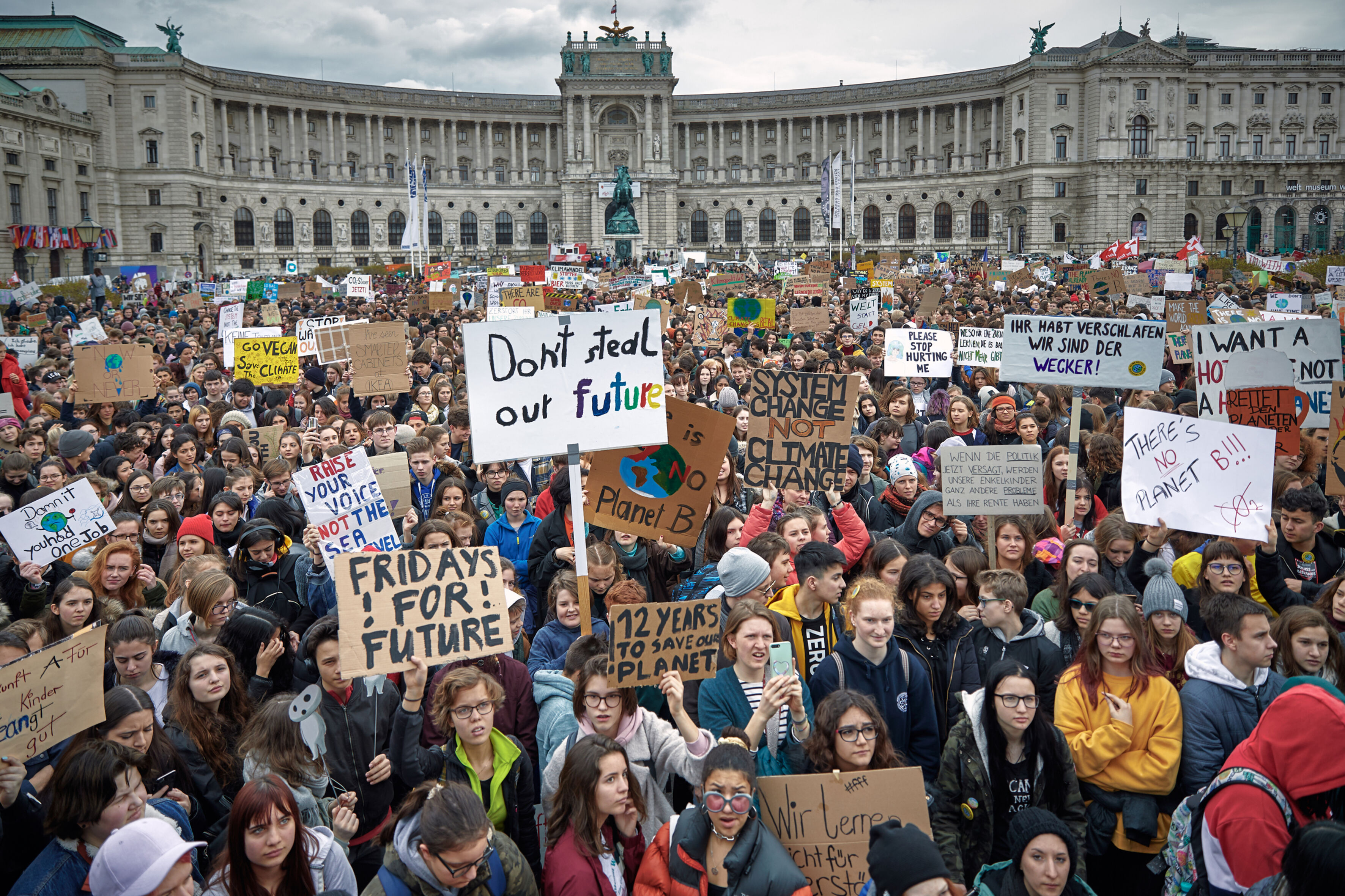 Schüler*innen demonstrieren in Wien im Rahmen von Fridays for Future für mehr Klimaschutz und fordern entschlossenes politisches Handeln gegen die Klimakrise. © Mitja Kobal