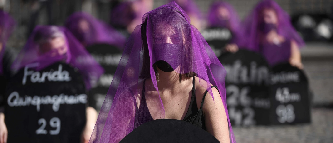 Aktivistinnen des Kollektivs Noustoutes halten Plakate mit den Namen und dem Alter von Opfern von Femiziden. © JULIEN DE ROSA / AFP / picturedesk.com