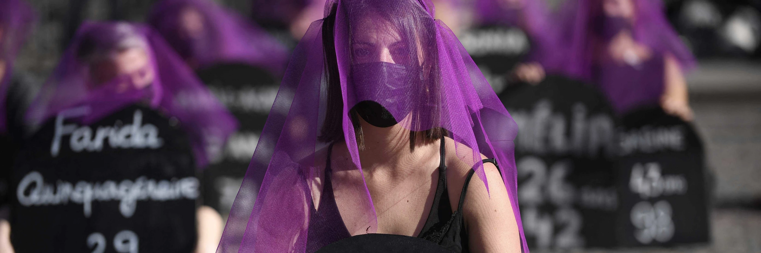 Aktivistinnen des Kollektivs Noustoutes halten Plakate mit den Namen und dem Alter von Opfern von Femiziden. © JULIEN DE ROSA / AFP / picturedesk.com