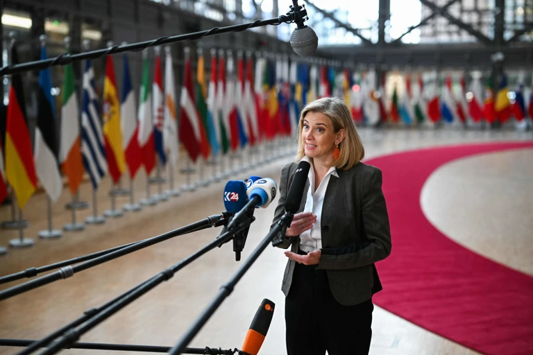 Außenministerin Meinl-Reisinger beim EU-Außenrat im November 2025 @  APA-Images / AFP / NICOLAS TUCAT
