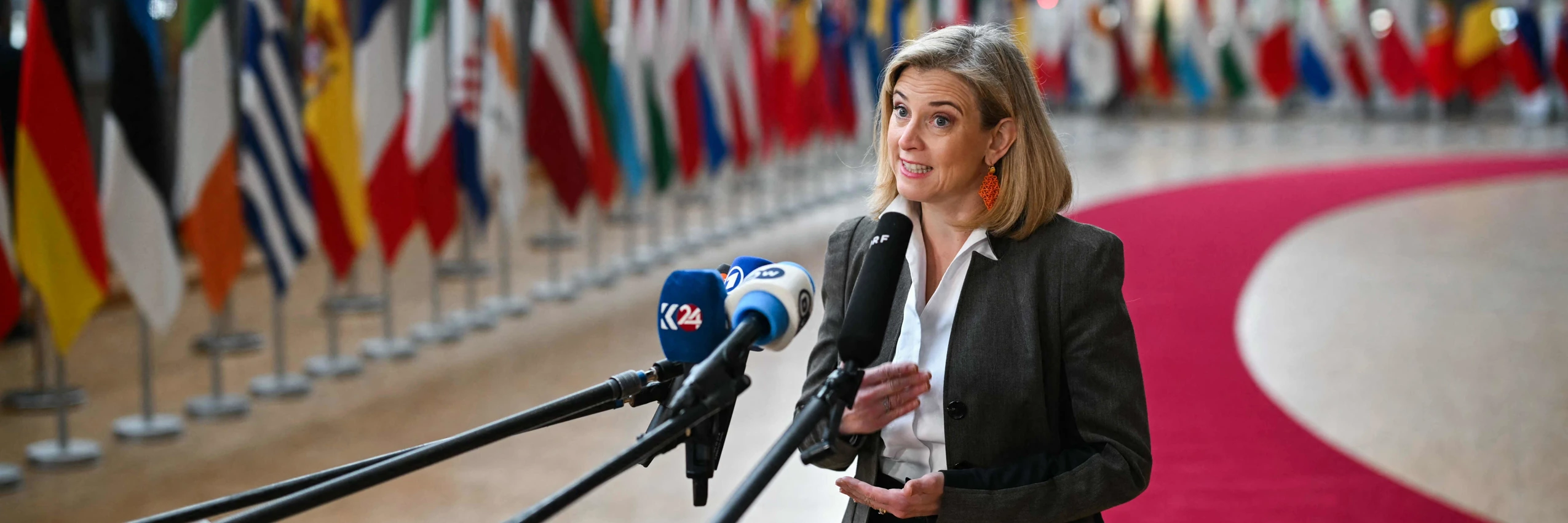 Außenministerin Meinl-Reisinger beim EU-Außenrat im November 2025 © APA-Images / AFP / NICOLAS TUCAT