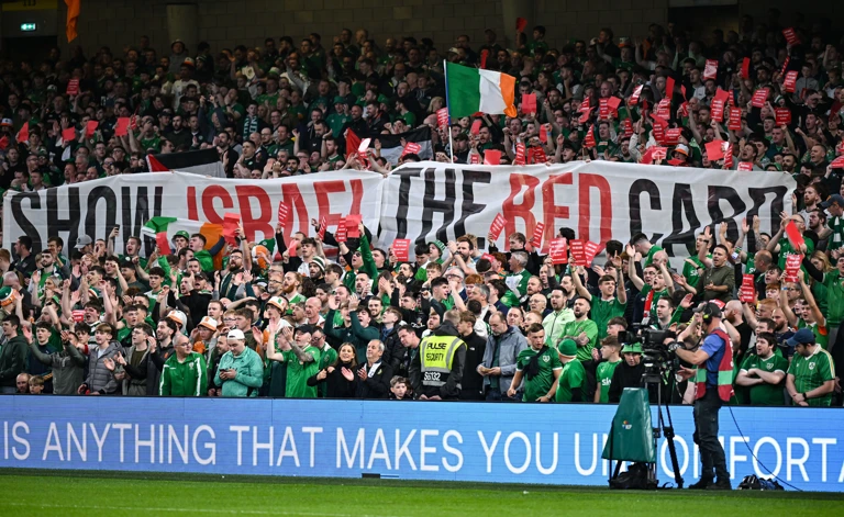 Irische Fans protestieren vor dem Qualifikationsspiel zur FIFA-Weltmeisterschaft 2026 zwischen der Republik Irland und Ungarn im Jahr 2025 im Aviva Stadium in Dublin gegen Israel. @ David Fitzgerald