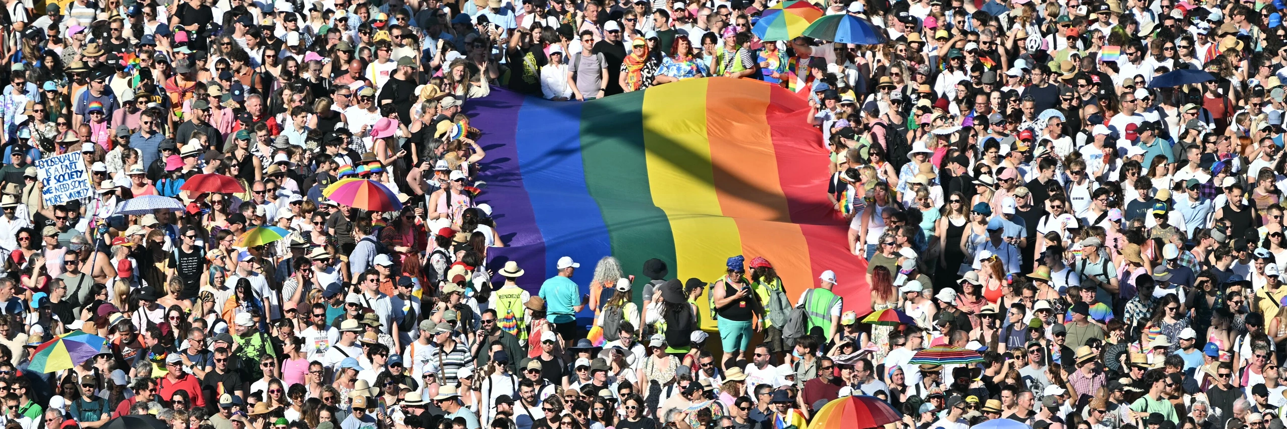Menschen nehmen am 28. Juni 2025 an der Budapest Pride Parade teil. © Attila Kisbendek