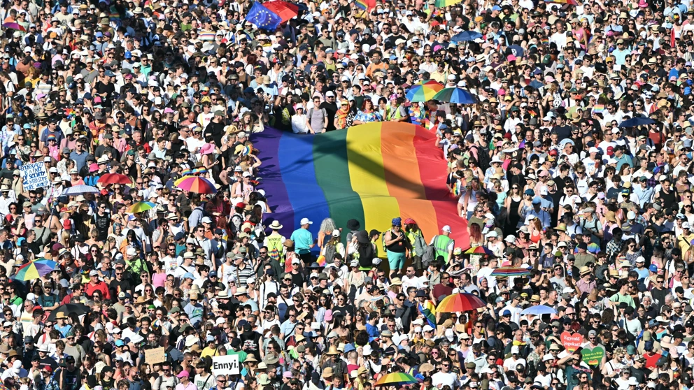 Menschen nehmen am 28. Juni 2025 an der Budapest Pride Parade teil. © Attila Kisbendek