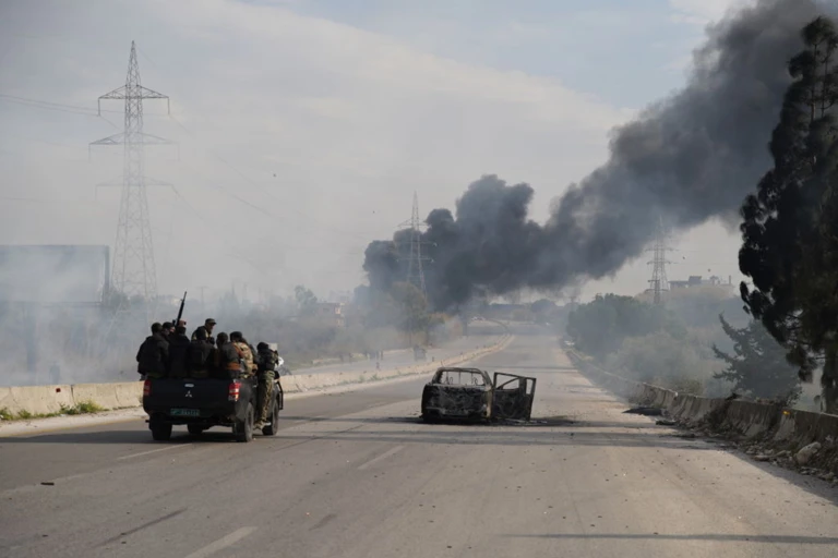 Nach Kämpfen steigt in den Straßen von Latakia im Nordwesten Syriens schwarzer Rauch auf (März 2025). @ Anadolu Via Getty Images 