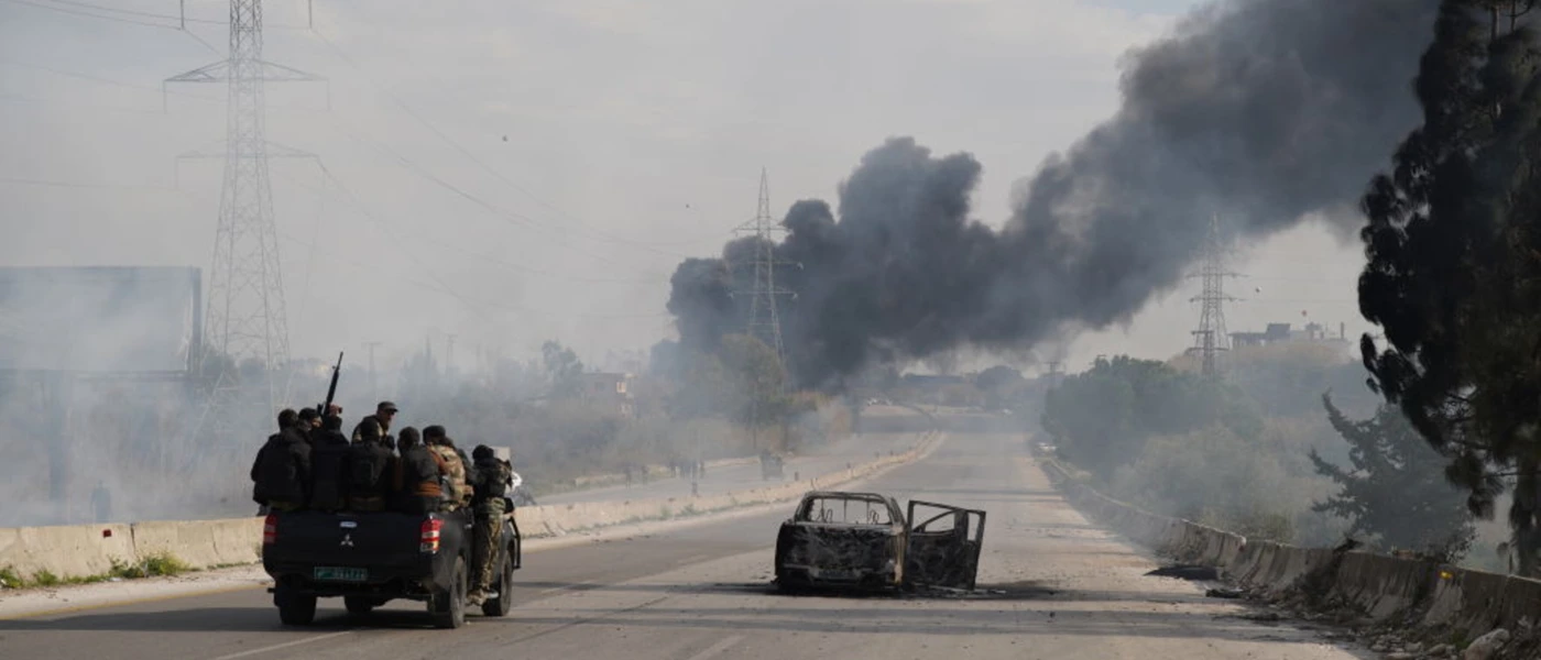 Nach Kämpfen steigt in den Straßen von Latakia im Nordwesten Syriens schwarzer Rauch auf (März 2025). © Anadolu Via Getty Images