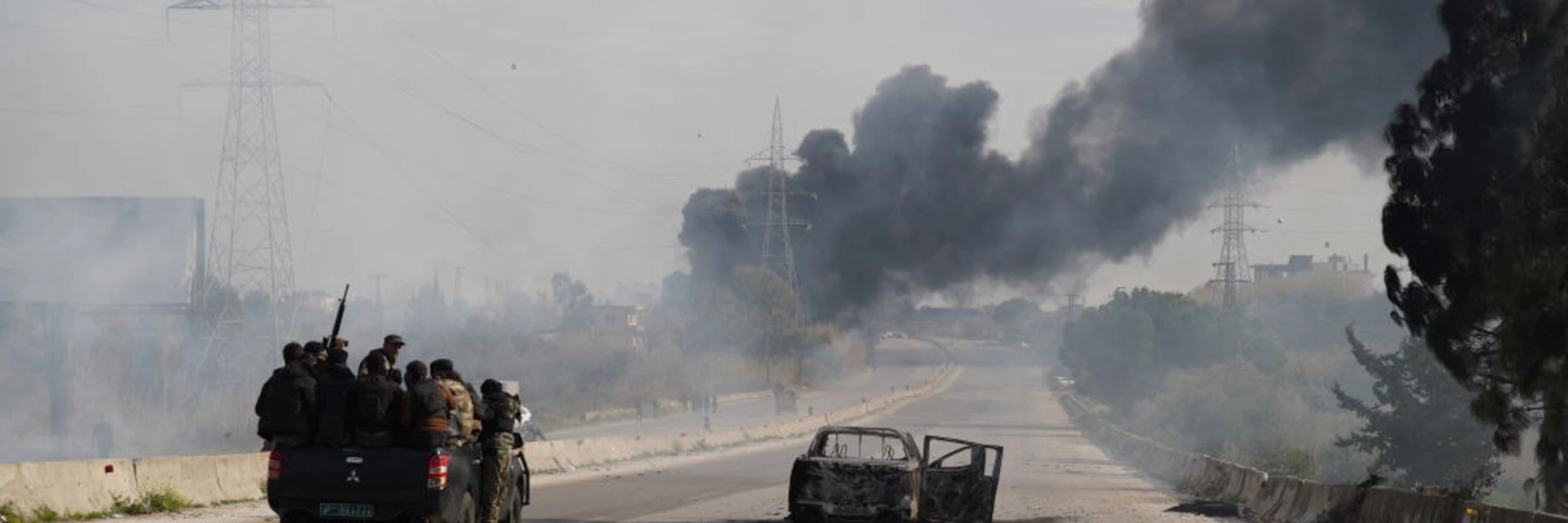 Nach Kämpfen steigt in den Straßen von Latakia im Nordwesten Syriens schwarzer Rauch auf (März 2025). © Anadolu Via Getty Images