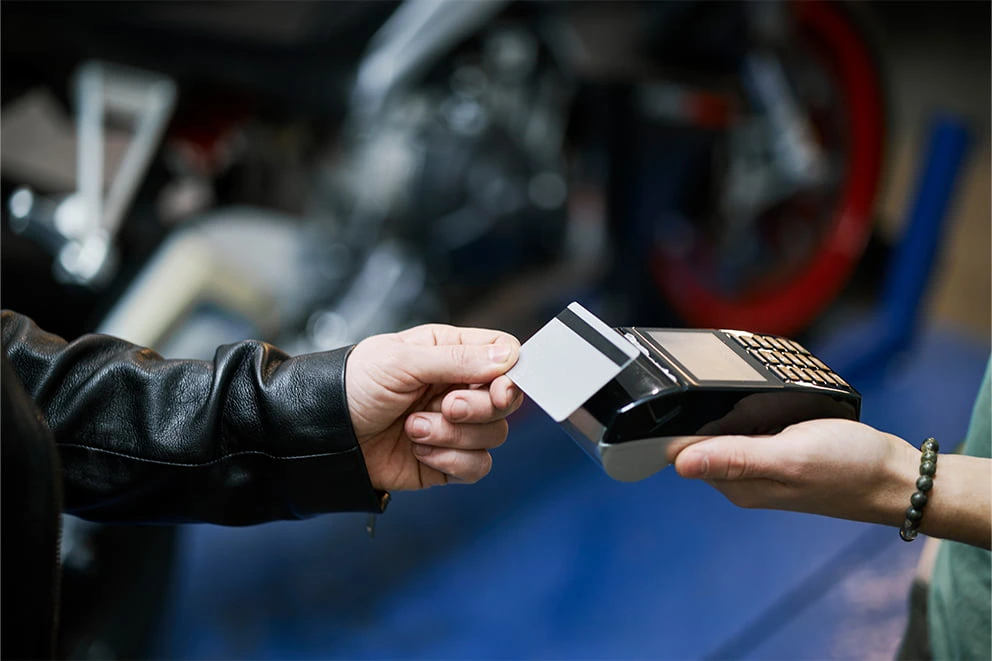 Die Bezahlkarte ist eine Pluxee-Guthabenkarte, die jedoch in ihrer konkreten Ausgestaltung erhebliche Einschränkungen aufweist. © APA-Images / Westend61 / SeventyFour