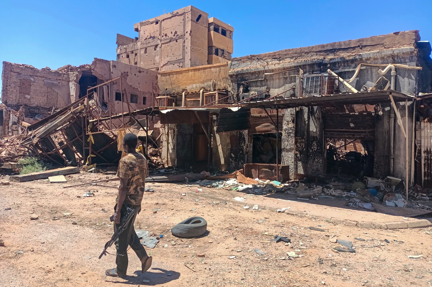 Ein Kämpfer auf Seiten der sudanesischen Armee patrouilliert in einem Marktbereich in Khartum, 24. März 2025. © AFP via Getty Images