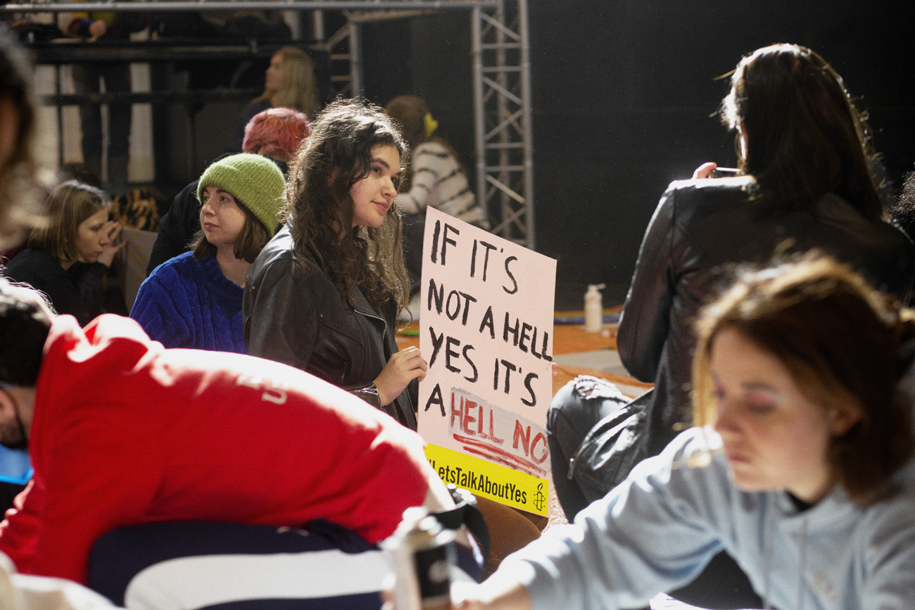 Eine Frau beim Women's March 2022 in Amsterdam. © Marieke van der Velden / ANP