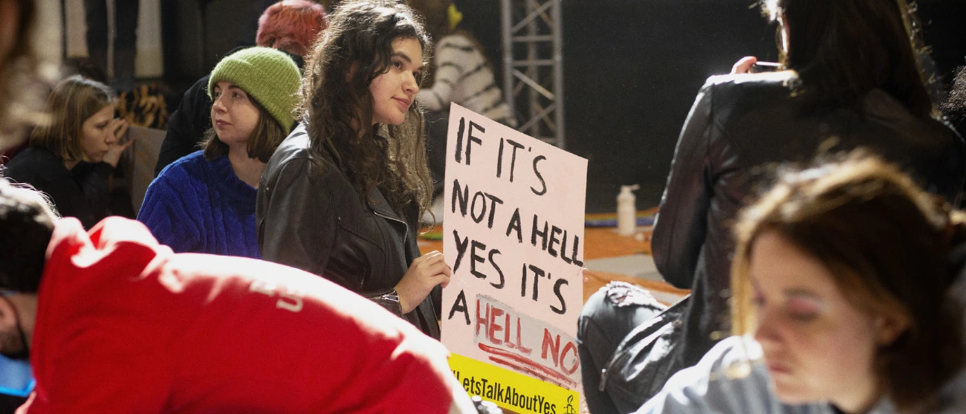 Eine Frau beim Women's March 2022 in Amsterdam. © Marieke van der Velden / ANP