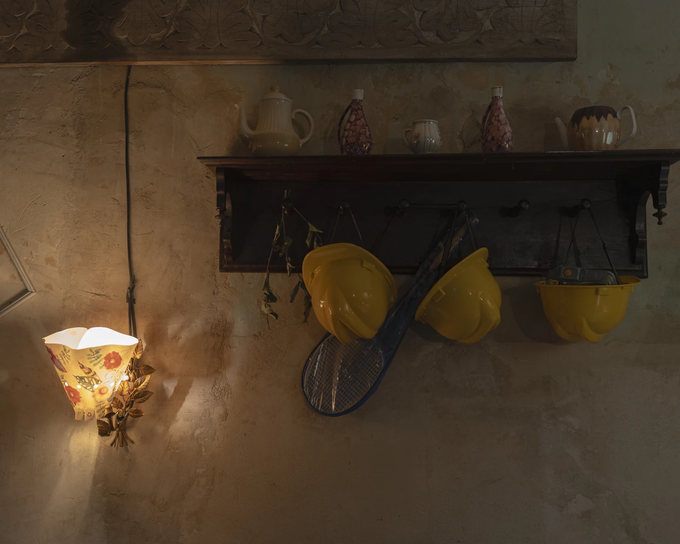 Bei Demonstrationen tragen Teilnehmer*innen oft Helme, um sich zu schützen: Café in Tbilisi, Dezember 2024. © Sitara Thalia Ambrosio/laif/picturedesk.com