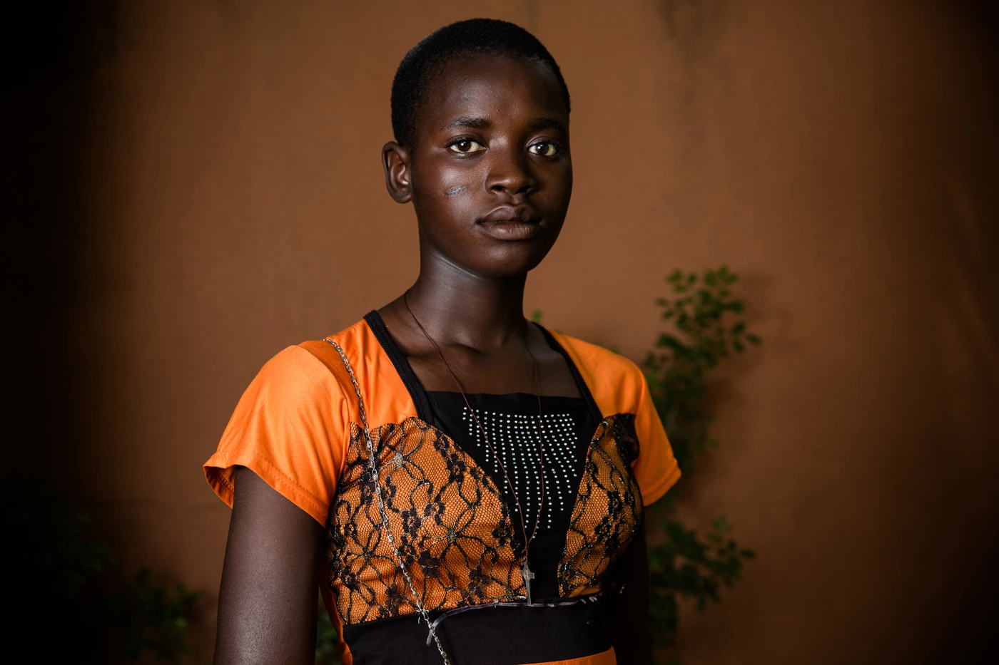 Zalissan Olabaloum ist 14 Jahre alt und kommt aus dem Norden von Burkina Faso. Ihre Schule befindet sich in einer Gemeinde, in der über die Gefahren von FGM (Female Genital Mutilation - weibliche Genitalverstümmelung) und EFM (Early and Forced Marriage - Früh- und Zwangsverheiratung) aufgeklärt wird und die Gemeinde sich verpflichtet hatte, diese Praktiken nicht mehr anzuwenden. In ihrer Gemeinde gibt es auch ein Notfallkomitee. © Sophie Garcia / hanslucas.com