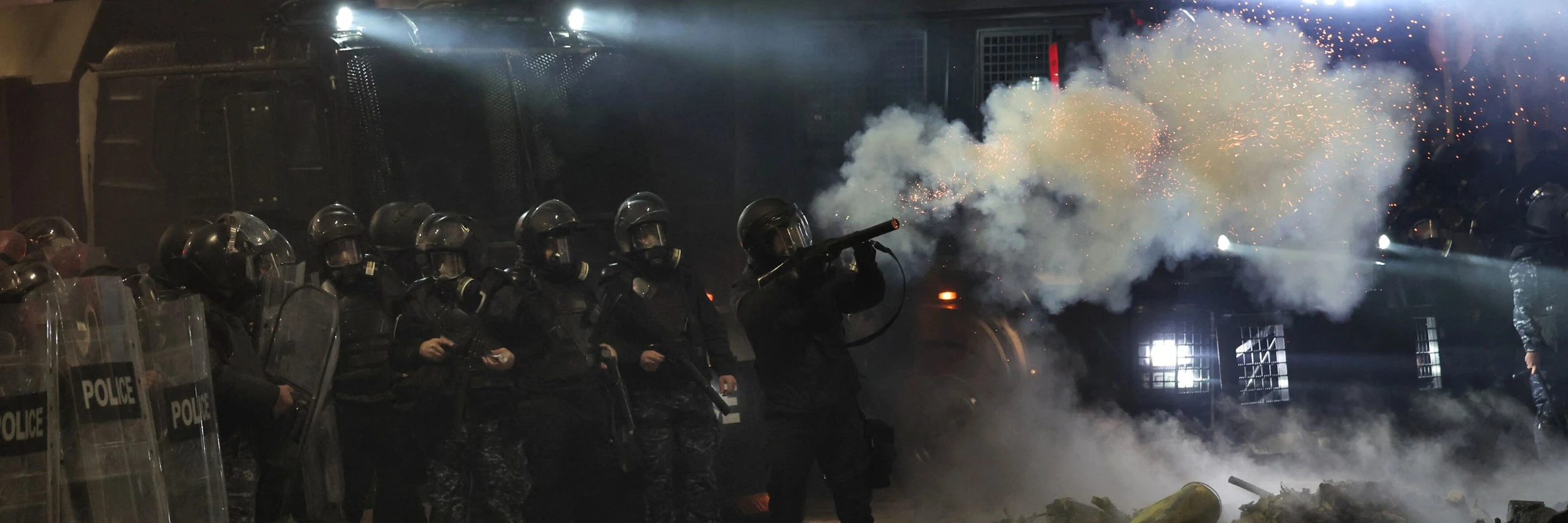 Die Polizei setzt Tränengas ein gegen Demonstrierende bei regierungskritischen Protesten in der georgischen Hauptstadt Tiflis (28. November 2024) © GIORGI ARJEVANIDZE/AFP via Getty Images
