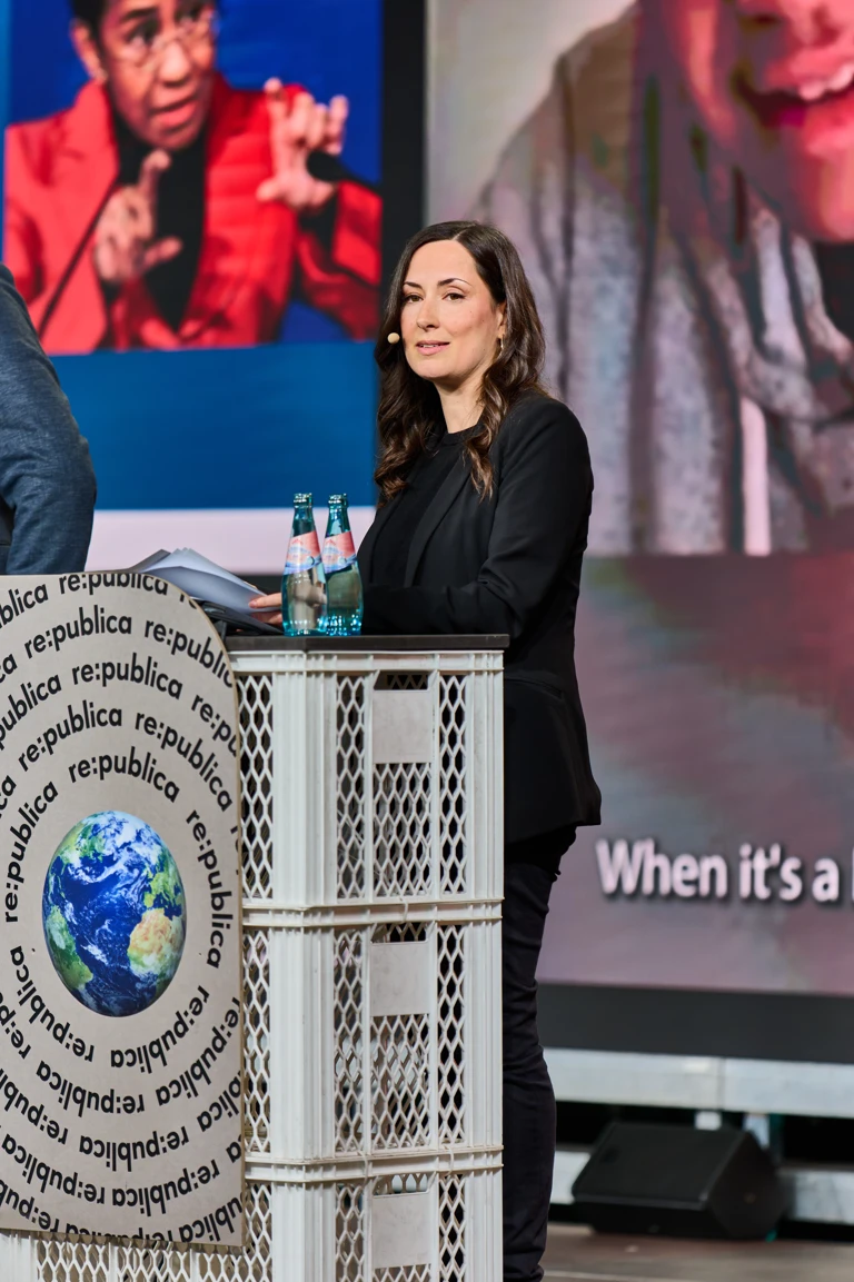 Nadia Zaboura auf der re:publica 26 in Berlin @ CC BY 4.0 - Leonhard Lenz auf Wikimedia Commons