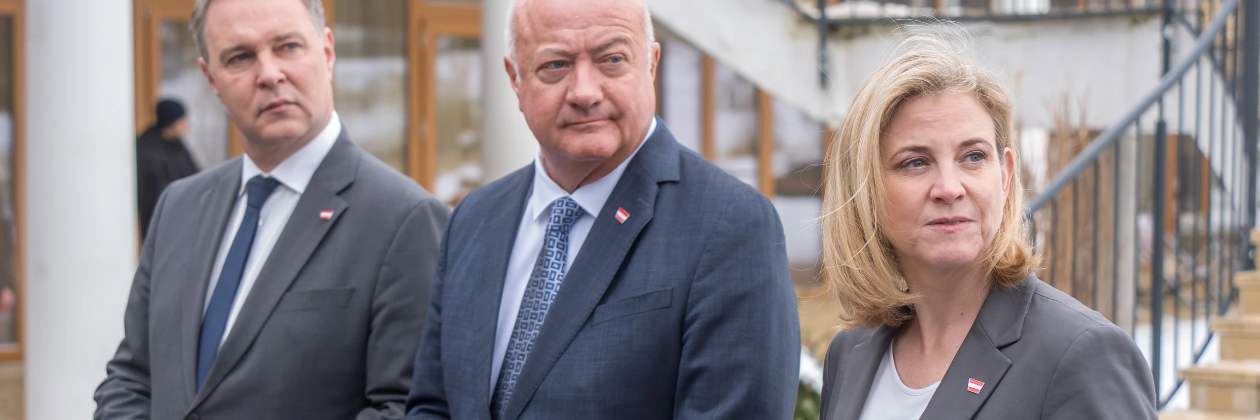 Vizekanzler Andreas Babler (SPÖ), Bundeskanzler Christian Stocker (ÖVP) und Außenministerin Beate Meinl-Reisinger (NEOS) bei einem Pressestatement am Dienstag, 13. Jänner 2026, vor. der Klausur der Regierungsspitze in Mauerbach. © APA-Images / Heute / Helmut Graf