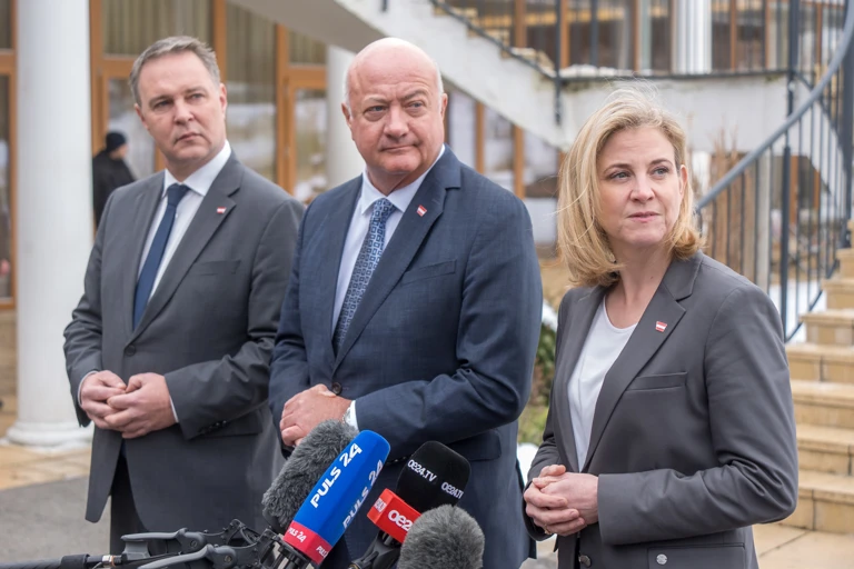 Vizekanzler Andreas Babler (SPÖ), Bundeskanzler Christian Stocker (ÖVP) und Außenministerin Beate Meinl-Reisinger (NEOS) bei einem Pressestatement am Dienstag, 13. Jänner 2026, vor. der Klausur der Regierungsspitze in Mauerbach. @ APA-Images / Heute / Helmut Graf