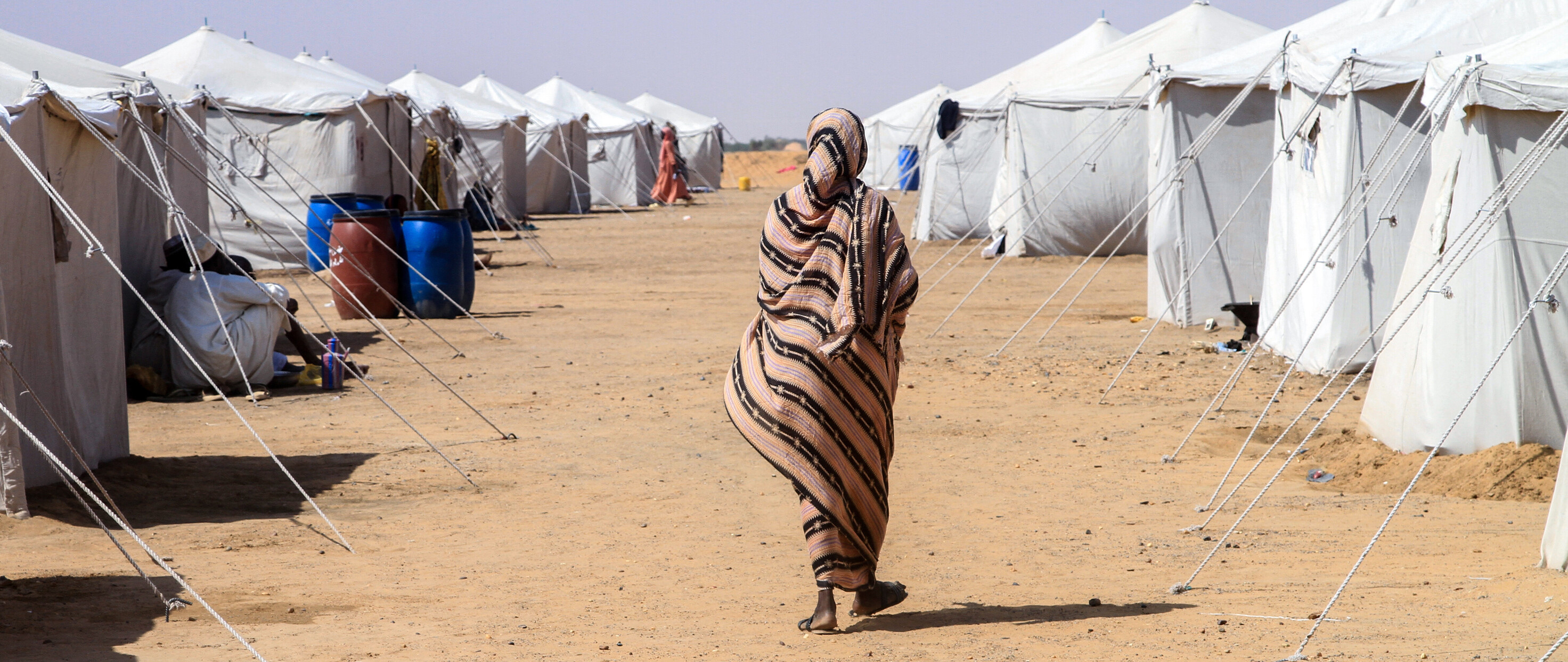 Eine sudanesische Frau, die aus El-Fasher im sudanesischen Bundesstaat Nord-Darfur geflohen ist, in einem Lager für Vertriebene, November 2025.  © AFP Via Getty Images