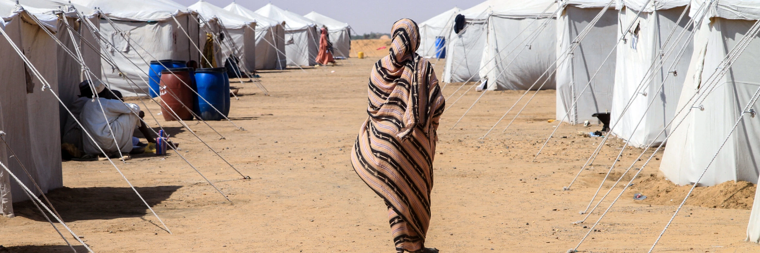 Eine sudanesische Frau, die aus El-Fasher im sudanesischen Bundesstaat Nord-Darfur geflohen ist, in einem Lager für Vertriebene, November 2025. © AFP Via Getty Images