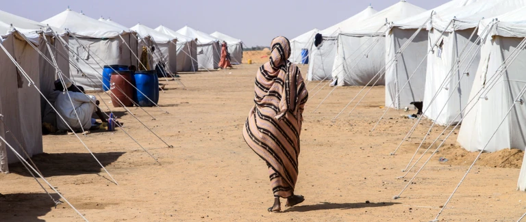 Eine sudanesische Frau, die aus El-Fasher im sudanesischen Bundesstaat Nord-Darfur geflohen ist, in einem Lager für Vertriebene, November 2025. @ AFP Via Getty Images