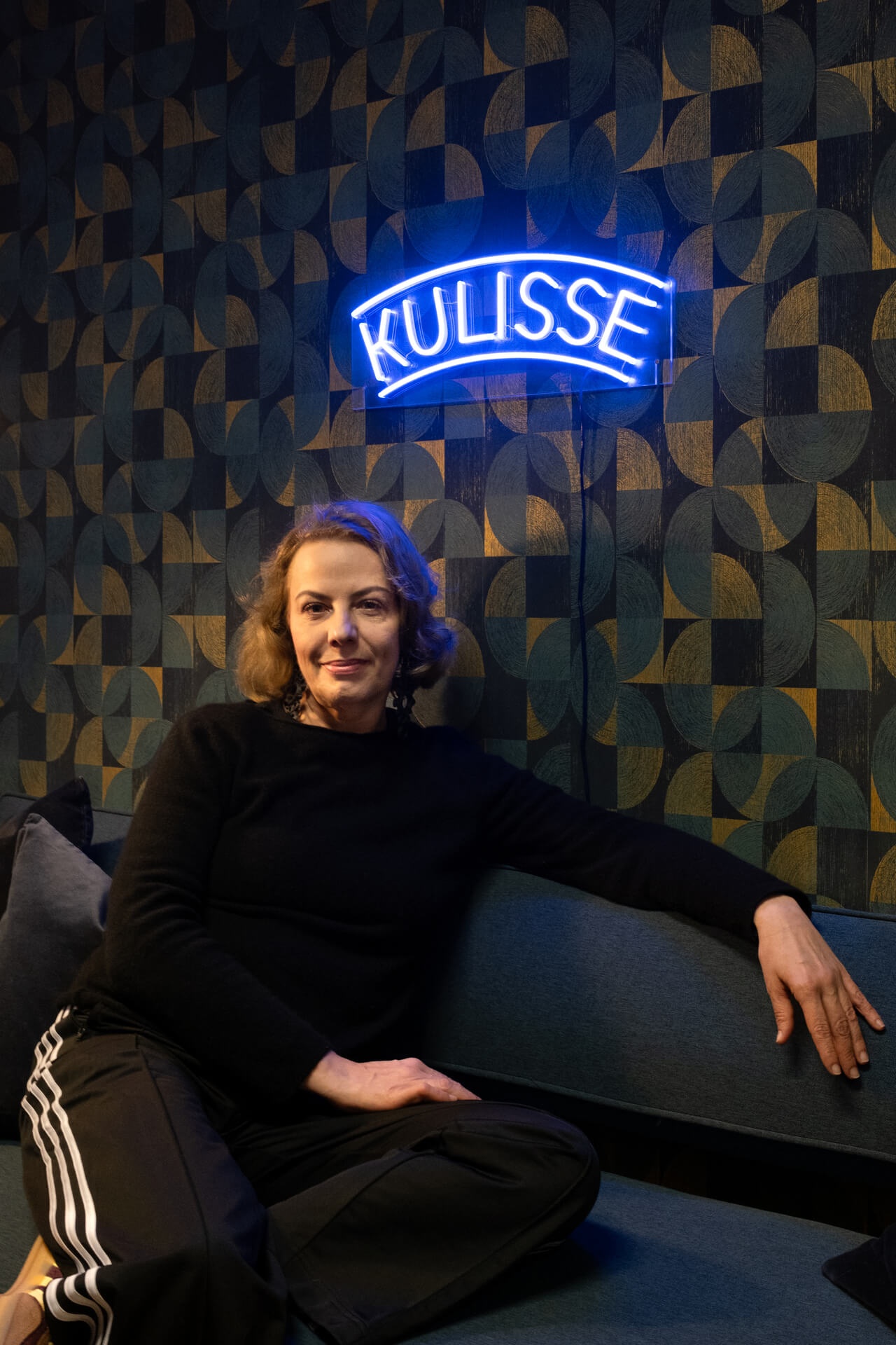 Die Leiterin der Kulisse in Wien, Alexa Oetzlinger engagiert sich für Nachwuchskünstler* innen in der österreichischen Kabarettszene. © Amnesty International / Julia Trampitsch