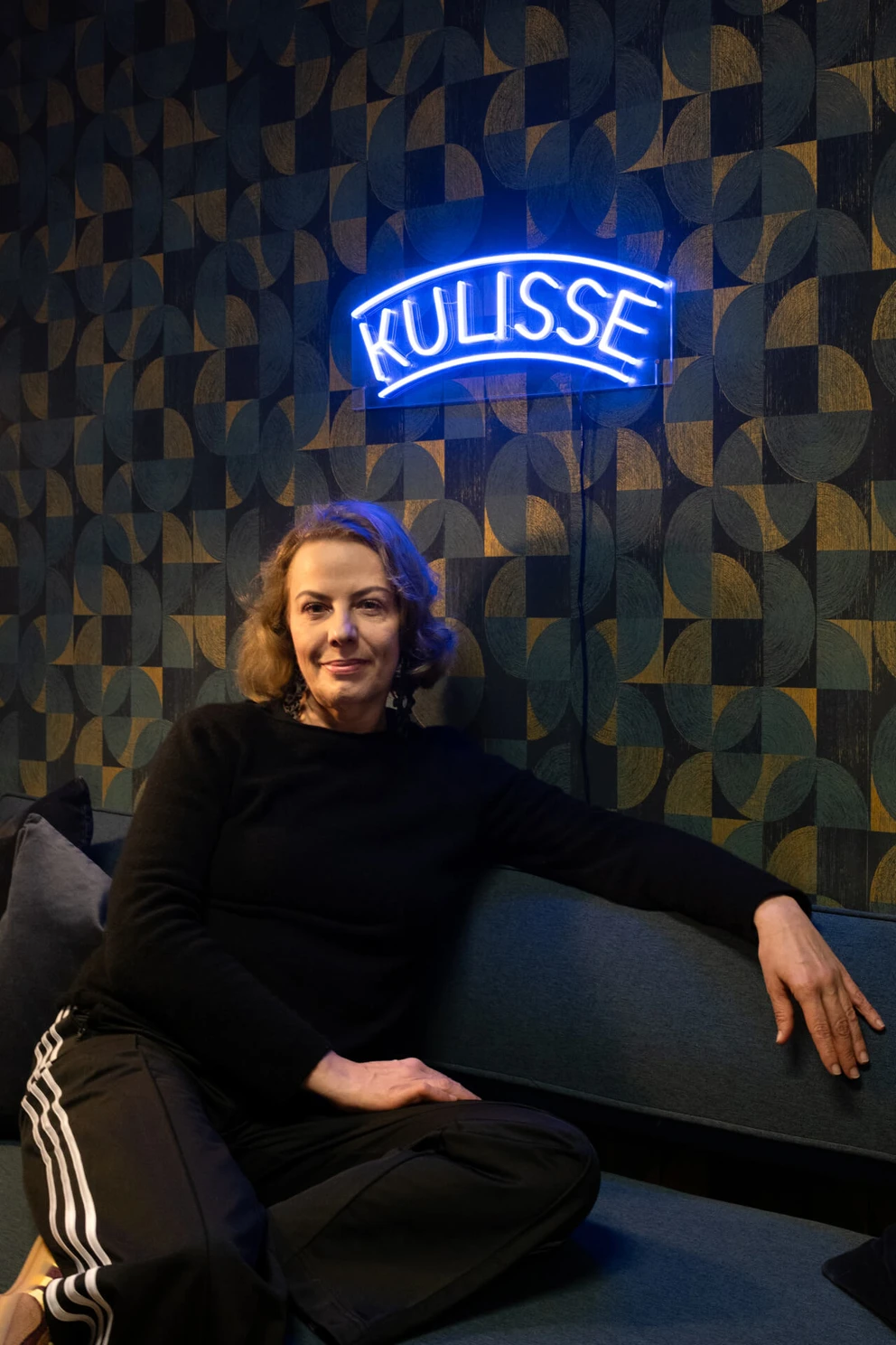 Die Leiterin der Kulisse in Wien, Alexa Oetzlinger engagiert sich für Nachwuchskünstler* innen in der österreichischen Kabarettszene. © Amnesty International / Julia Trampitsch