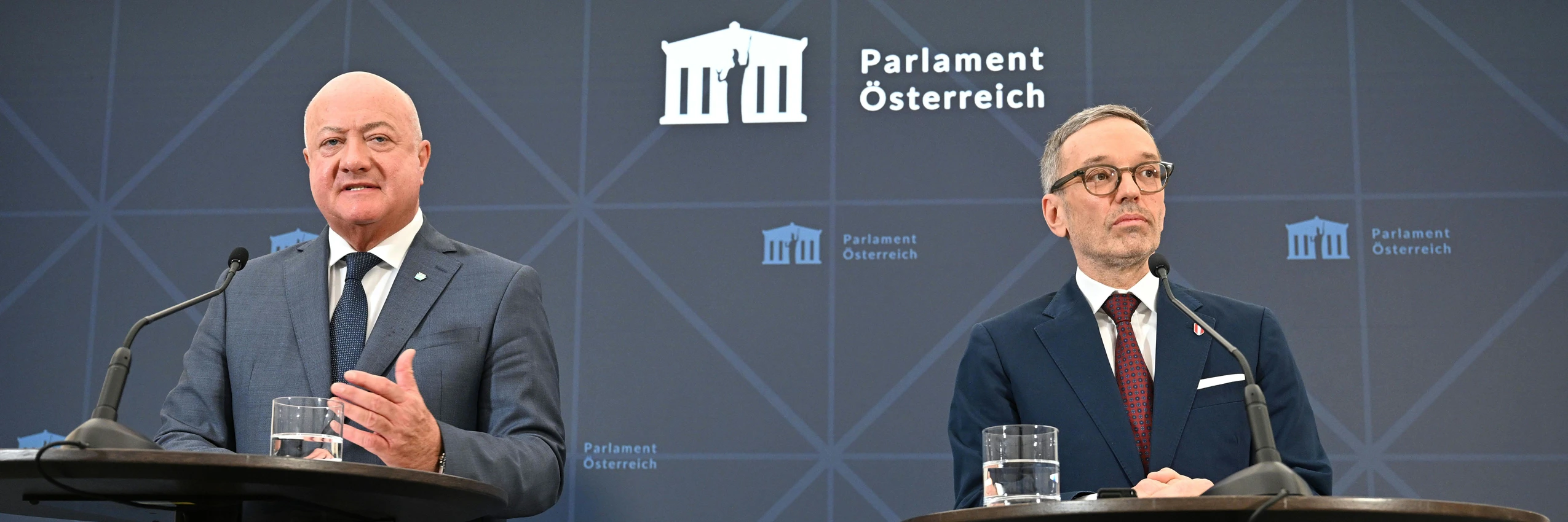 (v.l.) ÖVP-Chef Christian Stocker und FPÖ-Chef Herbert Kickl am Montag, 13. Jänner 2025, anlässlich eines Pressestatements über die Koalitionsgespräche zwischen der FPÖ und ÖVP © Helmut Fohringer / APA / picturedesk.com