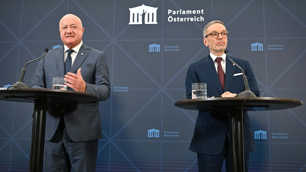(v.l.) ÖVP-Chef Christian Stocker und FPÖ-Chef Herbert Kickl am Montag, 13. Jänner 2025, anlässlich eines Pressestatements über die Koalitionsgespräche zwischen der FPÖ und ÖVP © Helmut Fohringer / APA / picturedesk.com