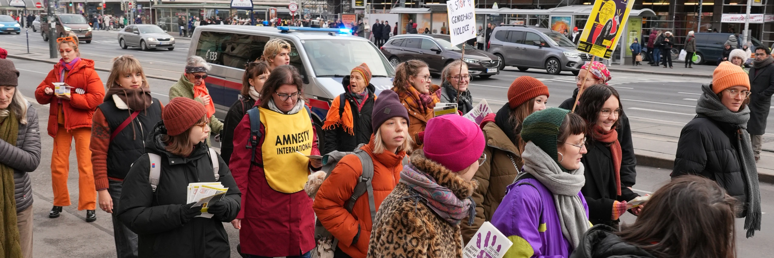 Aktivist*innen bei einer Aktion am Ring im November 2025 im Rahmen der 16 Tage gegen Gewalt an Frauen. © Amnesty International Österreich