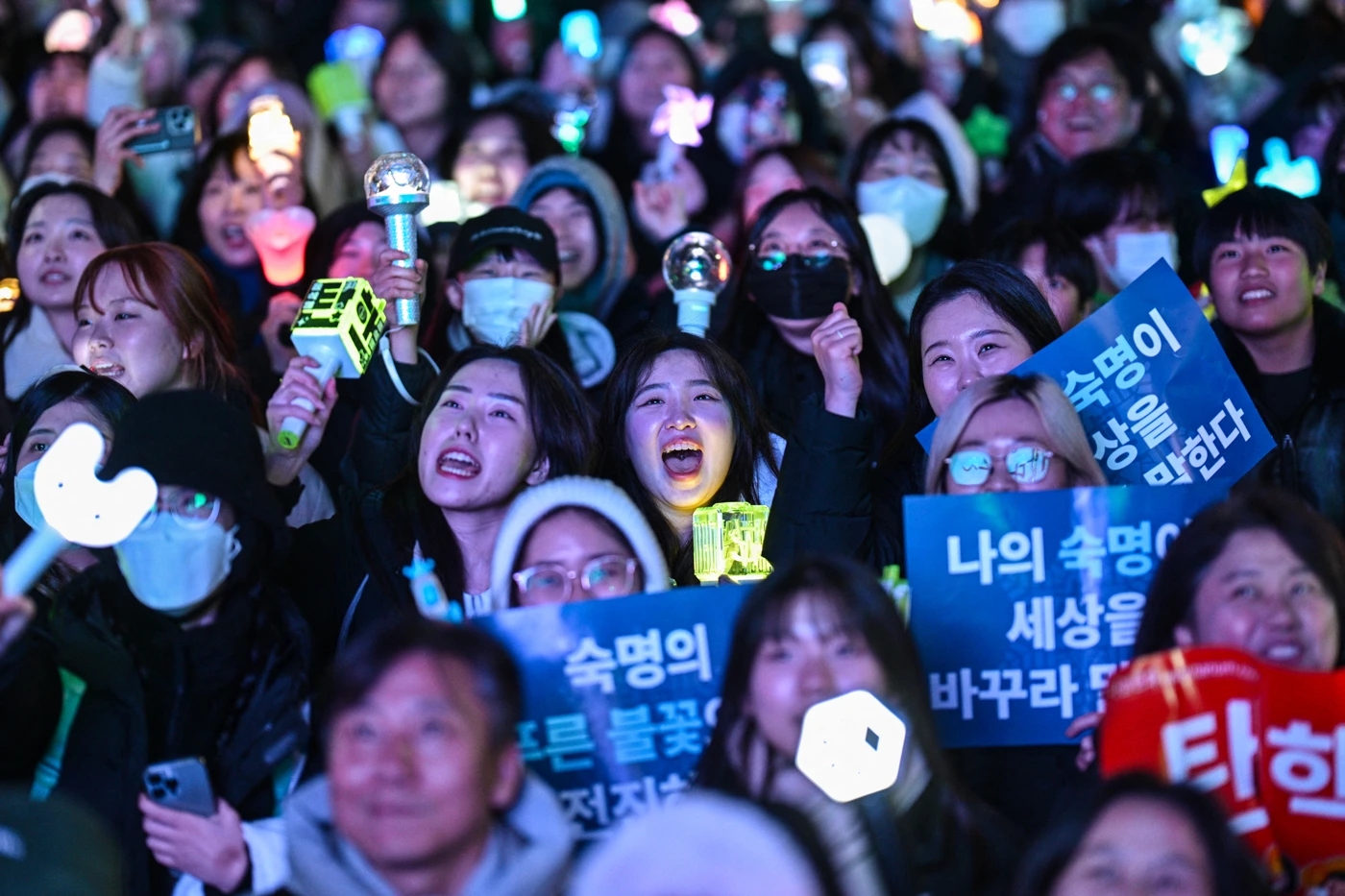 Südkorea: Demonstrant*innen fordern nach der Verhängung des Kriegsrechts die Abdankung von Präsident Yoon Suk-yeol. © Anthony Wallace/AFP via Getty Images