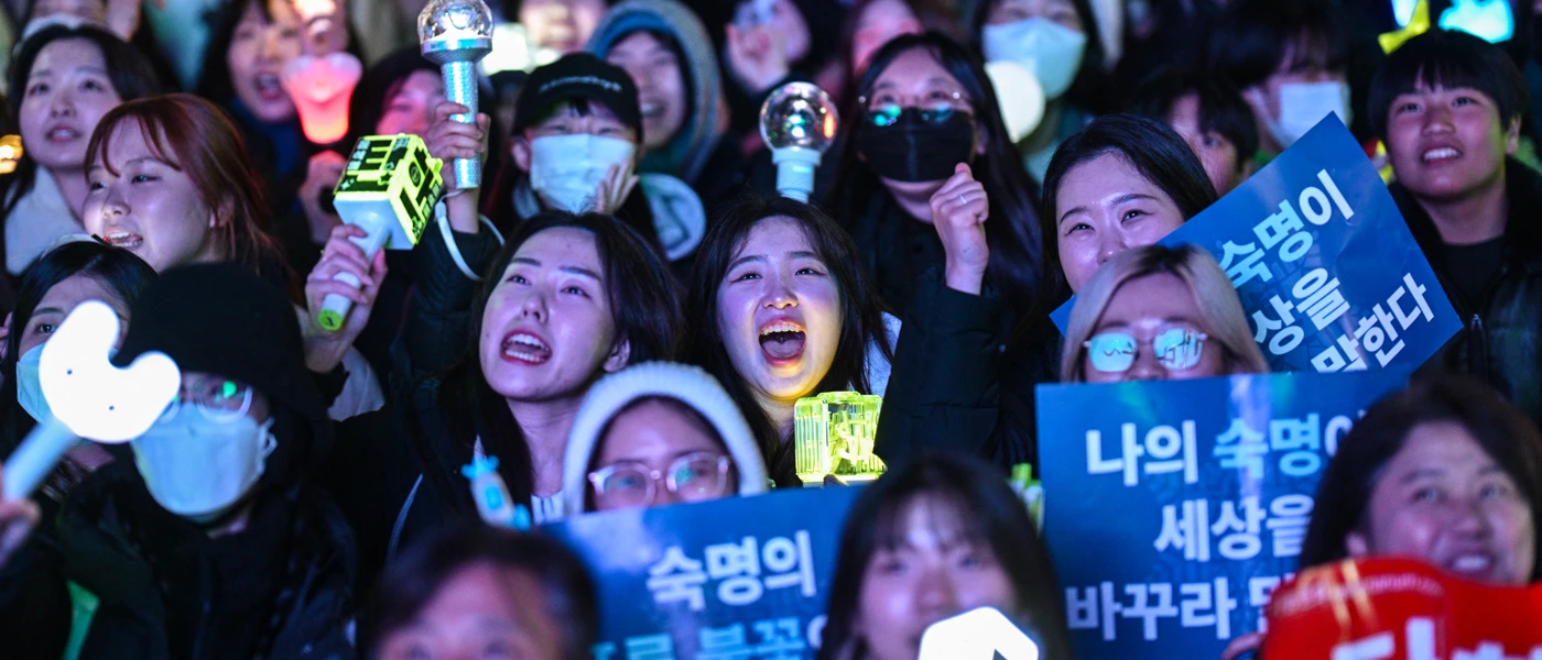 Südkorea: Demonstrant*innen fordern nach der Verhängung des Kriegsrechts die Abdankung von Präsident Yoon Suk-yeol. © Anthony Wallace/AFP via Getty Images