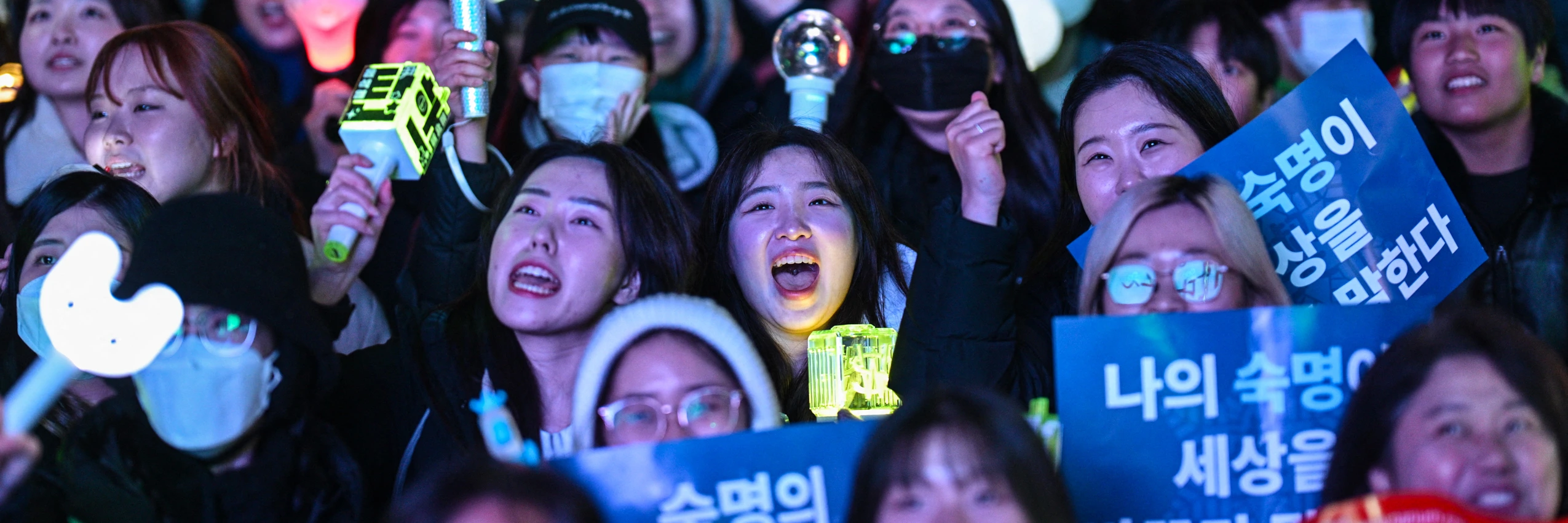 Südkorea: Demonstrant*innen fordern nach der Verhängung des Kriegsrechts die Abdankung von Präsident Yoon Suk-yeol. © Anthony Wallace/AFP via Getty Images