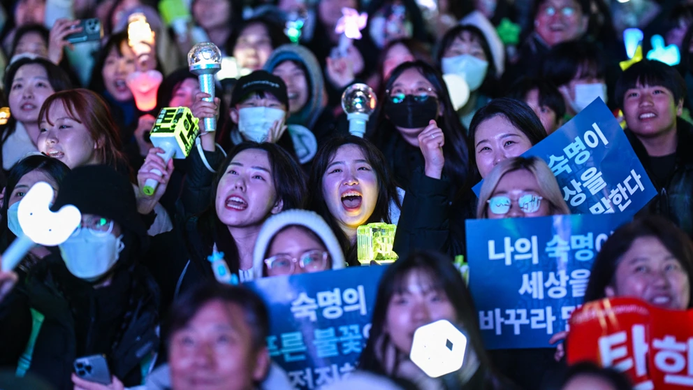 Südkorea: Demonstrant*innen fordern nach der Verhängung des Kriegsrechts die Abdankung von Präsident Yoon Suk-yeol. © Anthony Wallace/AFP via Getty Images