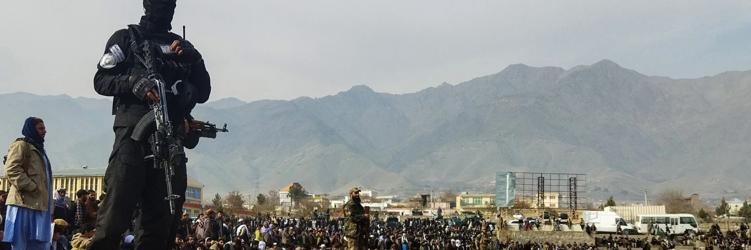 Ein Taliban steht während einer öffentlichen Auspeitschung Wache. © AFP / Picturedesk.com