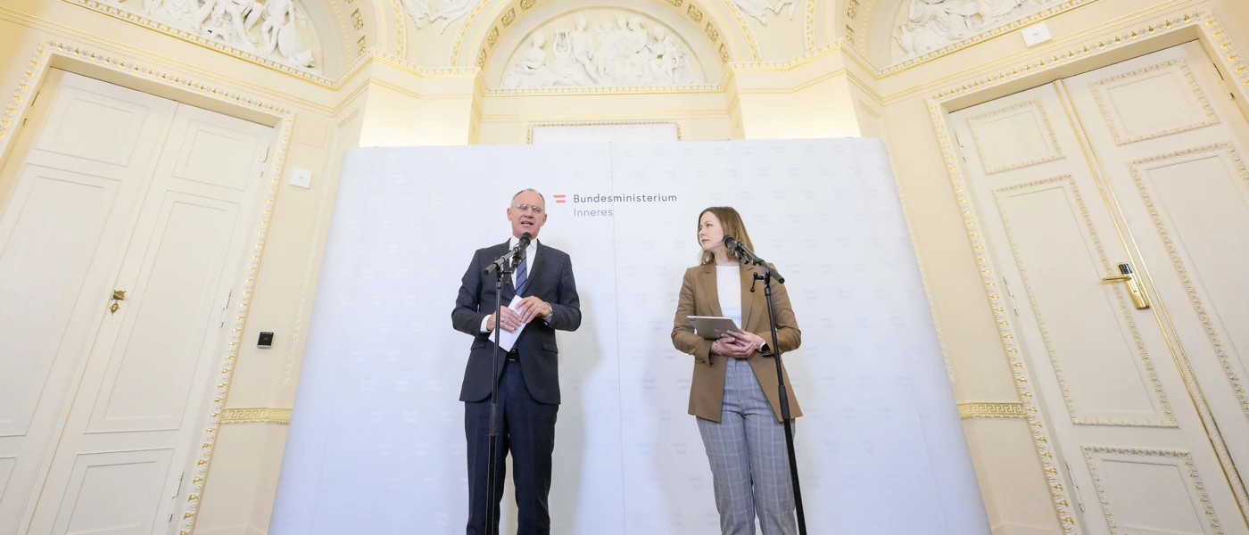 Innenminister Gerhard Karner (ÖVP) und Kanzlerantministerin für Integration, Familie, Jugend und EU-Agenden Claudia Plakolm (ÖVP) nach einem Expertengespräch zu Familiennachzug und Integration im Innenministerium am 11. März 2025. © Martin Juen / photonews.at / picturedesk.com