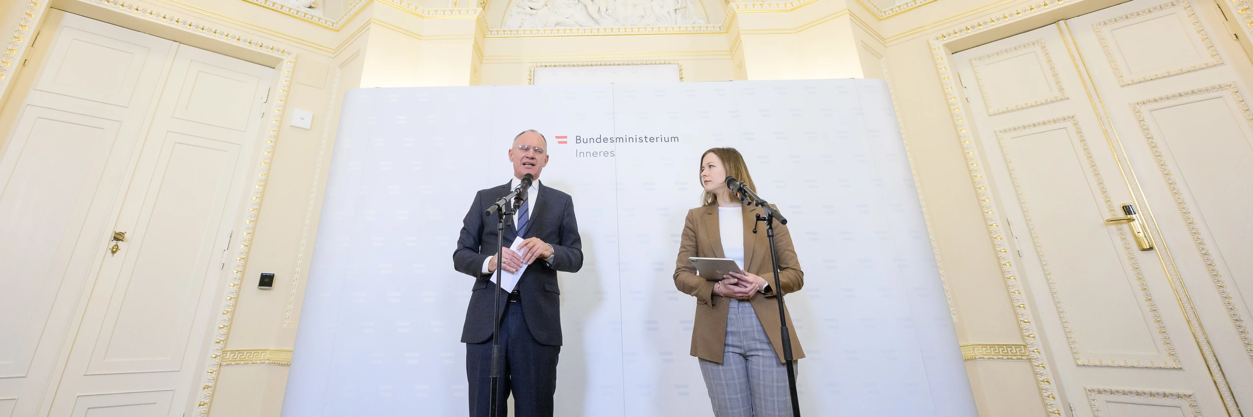 Innenminister Gerhard Karner (ÖVP) und Kanzlerantministerin für Integration, Familie, Jugend und EU-Agenden Claudia Plakolm (ÖVP) nach einem Expertengespräch zu Familiennachzug und Integration im Innenministerium am 11. März 2025. © Martin Juen / photonews.at / picturedesk.com