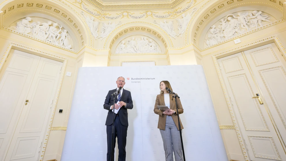 Innenminister Gerhard Karner (ÖVP) und Kanzlerantministerin für Integration, Familie, Jugend und EU-Agenden Claudia Plakolm (ÖVP) nach einem Expertengespräch zu Familiennachzug und Integration im Innenministerium am 11. März 2025. © Martin Juen / photonews.at / picturedesk.com