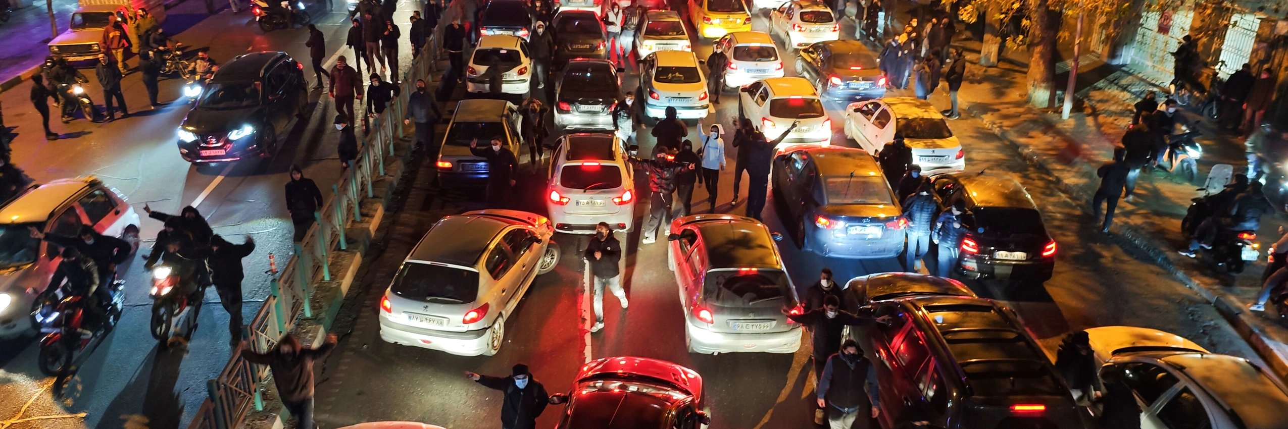 Demonstrant*innen blockieren am 8. Januar 2026 eine Straße in Teheran, Iran. © Getty Images