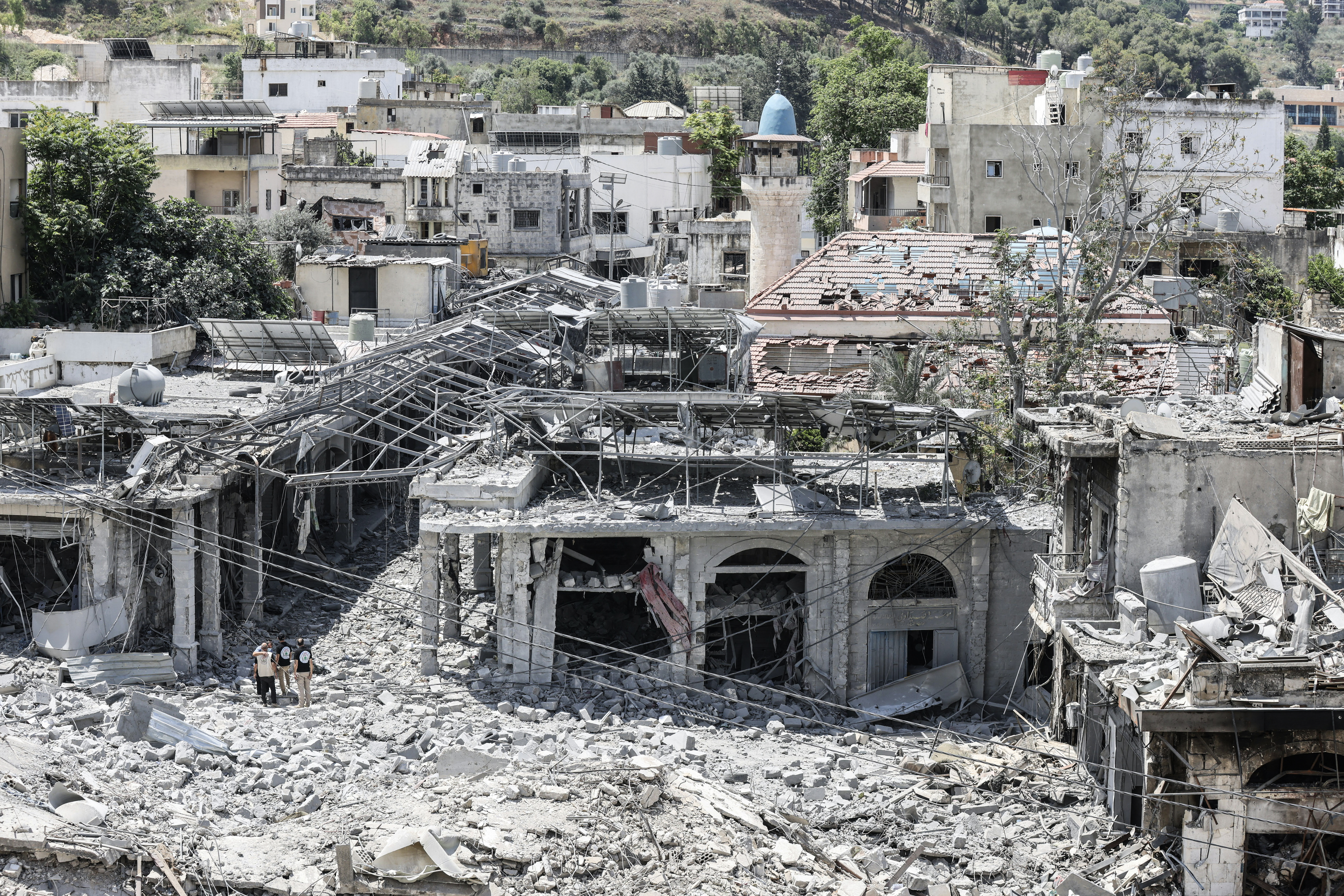 Menschen stehen inmitten des schwer beschädigten historischen Marktes von Nabatieh, während die durch die Kämpfe vertriebenen Bewohner*innen am 15. Juni 2026 in den Südlibanon zurückkehren. © MAHMOUD ZAYYAT  AFP via Getty Images