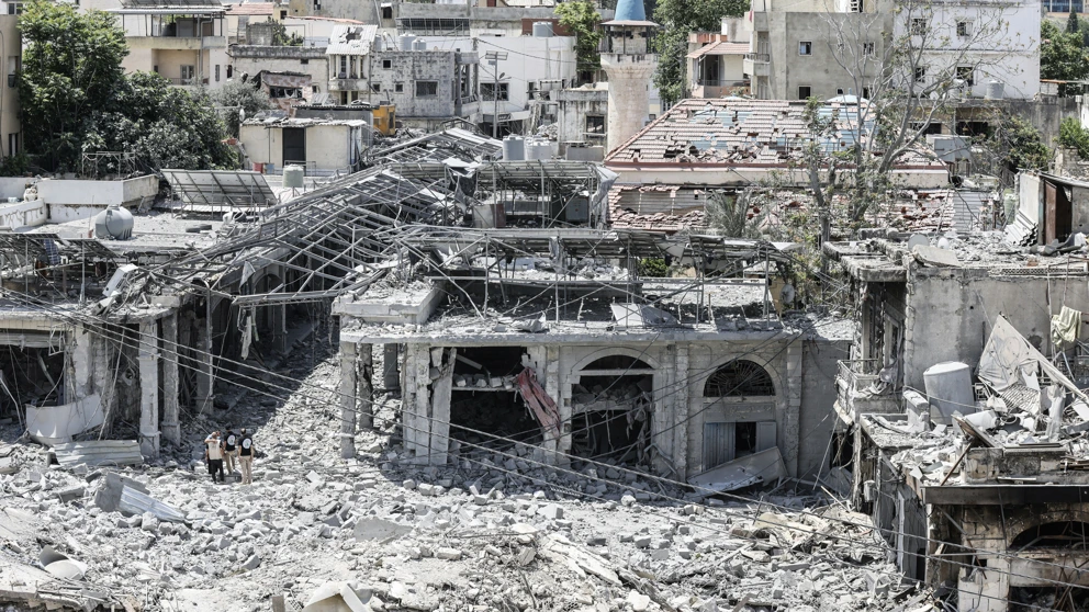 Menschen stehen inmitten des schwer beschädigten historischen Marktes von Nabatieh, während die durch die Kämpfe vertriebenen Bewohner*innen am 15. Juni 2026 in den Südlibanon zurückkehren. © MAHMOUD ZAYYAT AFP via Getty Images