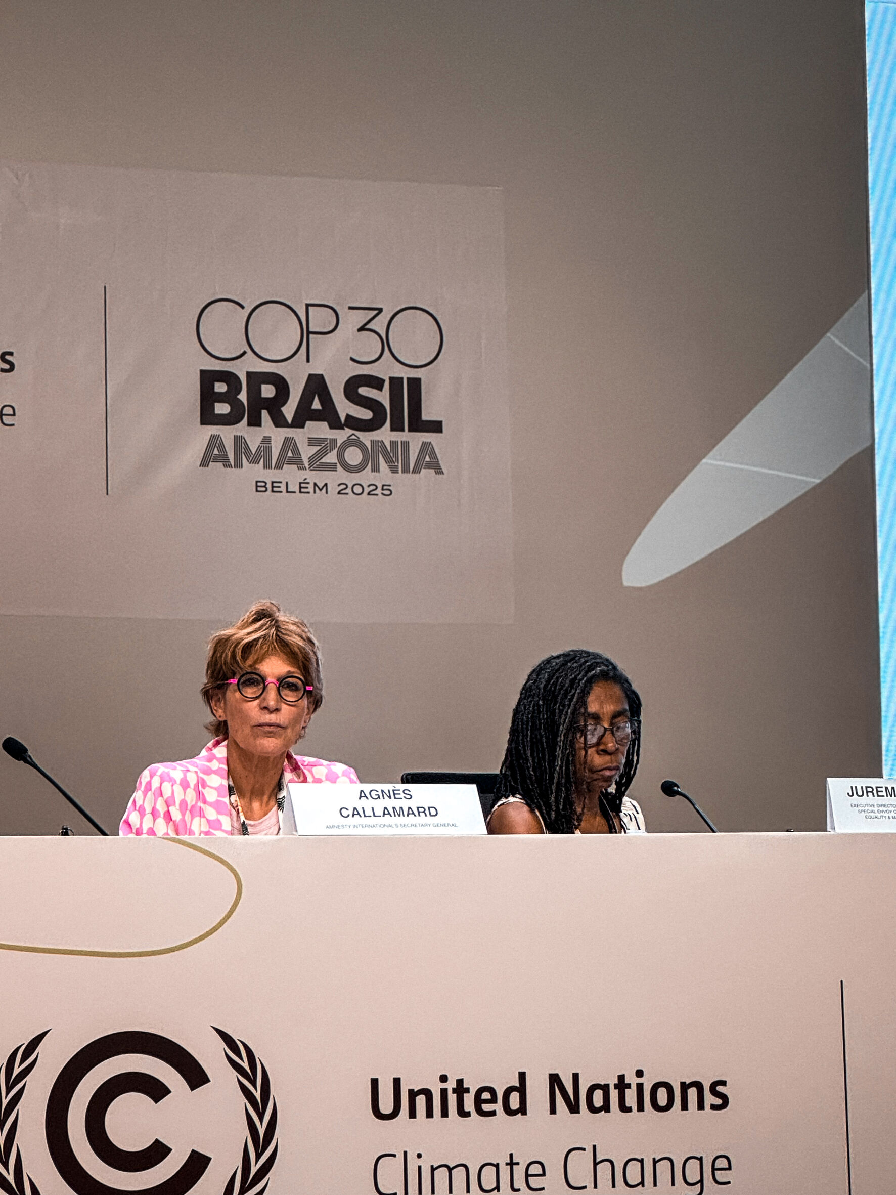 Amnesty International bei der UN-Klimakonferenz COP30 in Belém, Brasilien, im November 2025. Agnès Callamard, internationale Generalsekretärin von Amnesty International, stellte den Bericht „Extraction Extinction: Why the Fossil Fuel Lifecycle Threatens Life, Nature and Human Rights“ vor. Dieser zeigt die gravierenden Auswirkungen fossiler Brennstoffe auf Menschenrechte, Umwelt und Klima auf und fordert einen raschen Ausstieg aus der Nutzung fossiler Energieträger. © Amnesty International