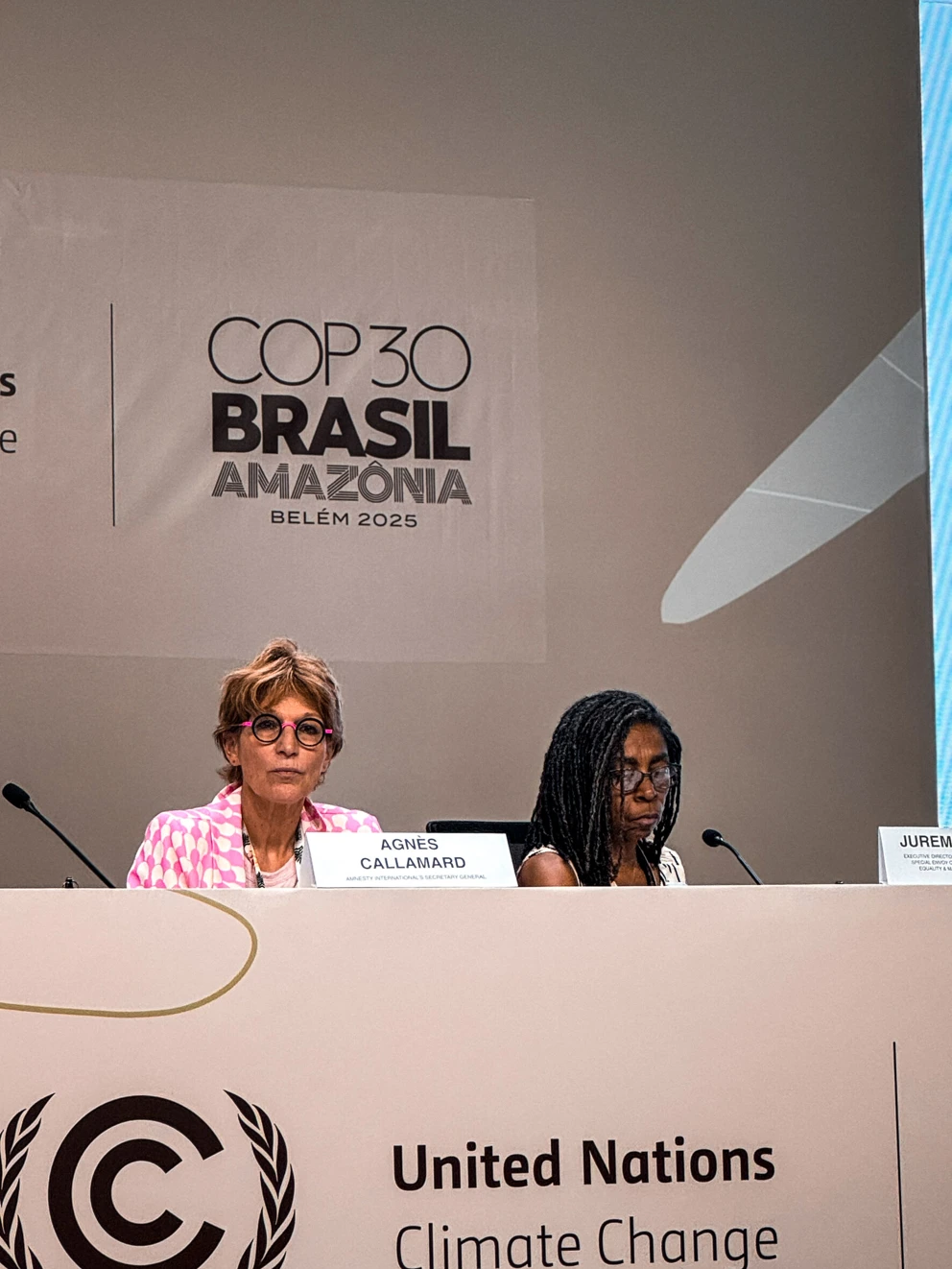 Amnesty International bei der UN-Klimakonferenz COP30 in Belém, Brasilien, im November 2025. Agnès Callamard, internationale Generalsekretärin von Amnesty International, stellte den Bericht „Extraction Extinction: Why the Fossil Fuel Lifecycle Threatens Life, Nature and Human Rights“ vor. Dieser zeigt die gravierenden Auswirkungen fossiler Brennstoffe auf Menschenrechte, Umwelt und Klima auf und fordert einen raschen Ausstieg aus der Nutzung fossiler Energieträger. © Amnesty International
