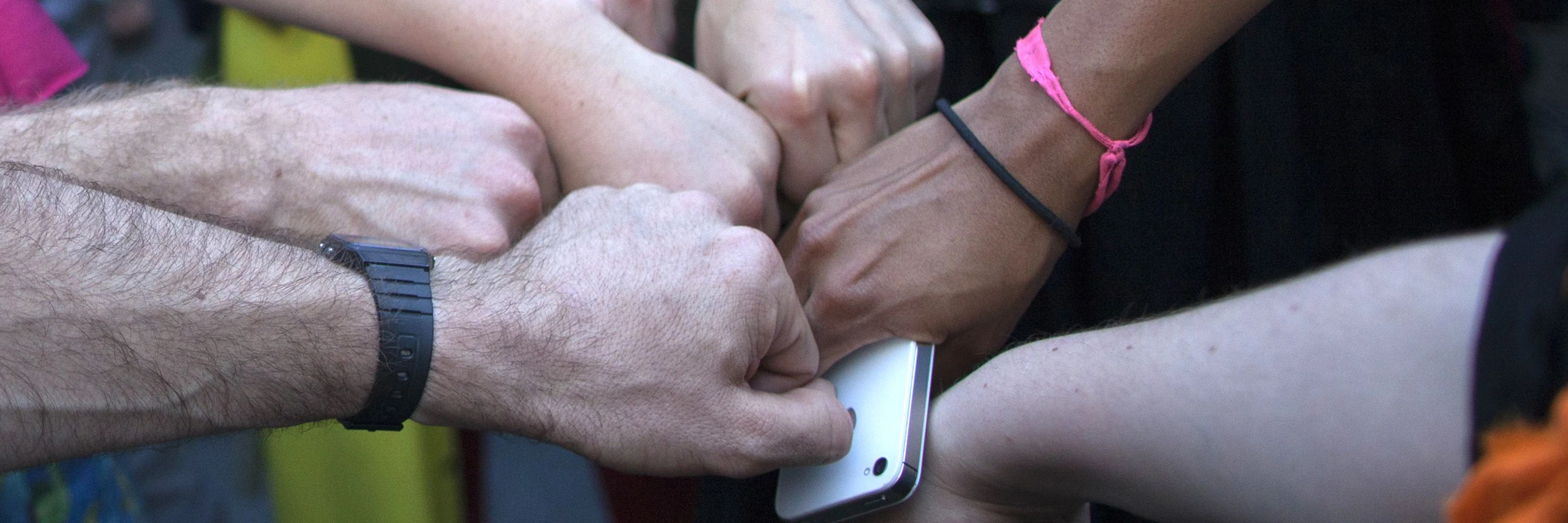 New York, 2012: Occupy-Wall-Street-Aktivist*innen halten vor einem Protestmarsch ihre Fäuste im Kreis zusammen. © Andrew Burton / Reuters / picturedesk.com