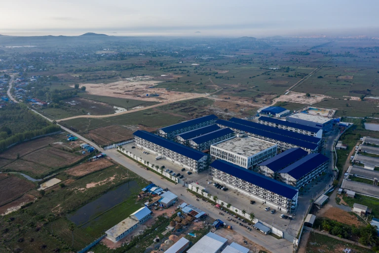 Drohnenaufnahmen eines Betrugsgeländes mit hohen Mauern, Sicherheitskameras und Sicherheitspersonal @ © Amnesty International 2025