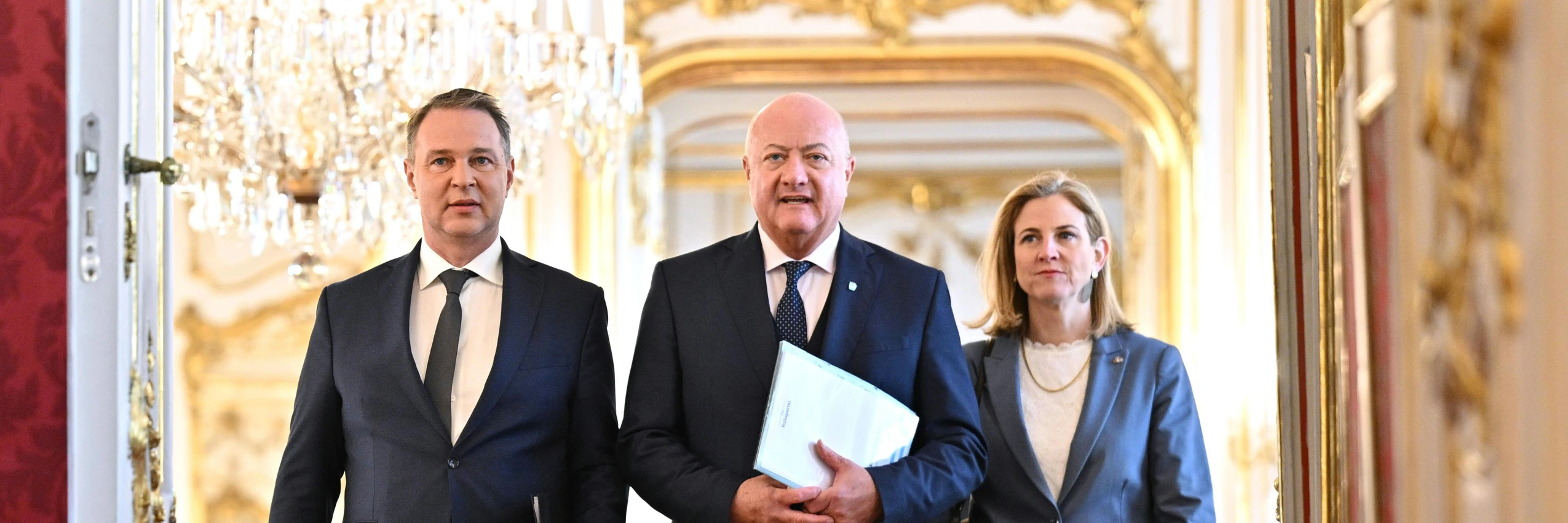 Die Parteiobleute der drei designierten Regierungsparteien. v.l.n.r.: Andreas Babler, SPÖ;  Christian Stocker, ÖVP; Beate Meinl-Reisinger, NEOS. © Max Slovencik / APA / Picturedesk.com